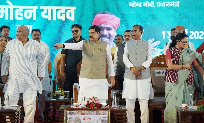 सिवनी में राज्य स्तरीय धान महोत्सव में किसानों को राशि अंतरण करते हुए मुख्यमंत्री