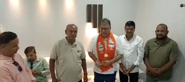 सर्किट हाउस में सतीश पुनिया का स्वागत करते भाजपा कार्यकर्ता
