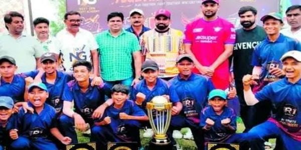 चैंपियन बनीं स्पोर्ट्स चैलेंजर्स ट्रॉफी के साथ चैंपियन बनीं स्पोर्ट्स चैलेंजर्स ट्रॉफी के साथ