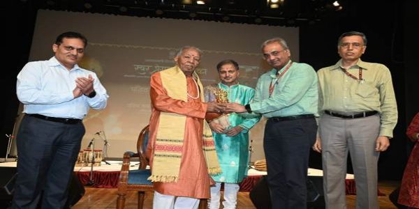 ‘स्वर प्रेरणा वीथिका’ नामक विशेष फोटो गैलरी का शुभारंभ करते हुए प्रसार भारती के सीईओ गौरव द्विवेदी ‘स्वर प्रेरणा वीथिका’ नामक विशेष फोटो गैलरी का शुभारंभ करते हुए प्रसार भारती के सीईओ गौरव द्विवेदी