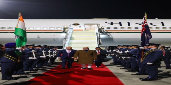 ऑकलैंड में प्रधानमंत्री मोदी का स्वागत करते प्रधानमंत्री लक्सन ऑकलैंड में प्रधानमंत्री मोदी का स्वागत करते प्रधानमंत्री लक्सन