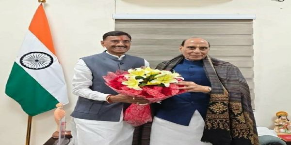 रक्षा मंत्री से मिलते संजय सेठ रक्षा मंत्री से मिलते संजय सेठ