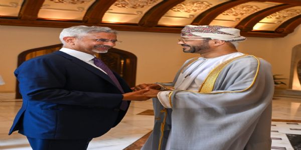 विदेश मंत्री अपने ओमानी समकक्ष के साथ विदेश मंत्री अपने ओमानी समकक्ष के साथ