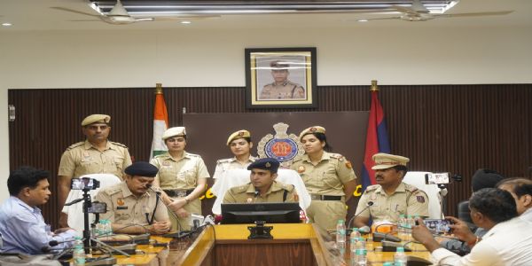 नवजात बच्चों के मामले में प्रेस वार्ता की फोटो