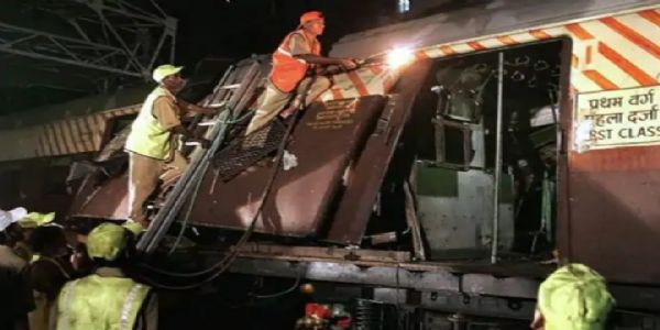 शक्तिशाली विस्फोट में ट्रेन के डिब्बे पिचक गए गए थे। शवों को बाहर निकालने के लिए गैस कटर से डिब्बों को काटा गया। फोटो - इंटरनेट मीडिया शक्तिशाली विस्फोट में ट्रेन के डिब्बे पिचक गए गए थे। शवों को बाहर निकालने के लिए गैस कटर से डिब्बों को काटा गया। फोटो - इंटरनेट मीडिया