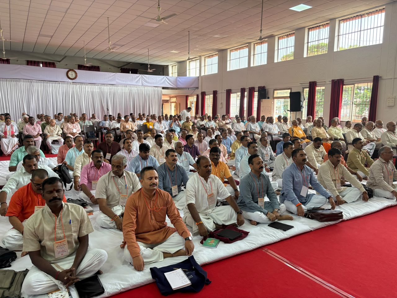 कर्नाटक के बेलगावी में चल रही राष्ट्रीय स्वयंसेवक संघ की तीन दिवसीय अ.भा. प्रांत प्रचारक बैठक में भाग लेते प्रतिनिधि। कर्नाटक के बेलगावी में चल रही राष्ट्रीय स्वयंसेवक संघ की तीन दिवसीय अ.भा. प्रांत प्रचारक बैठक में भाग लेते प्रतिनिधि।