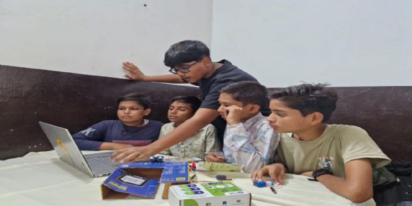 हमीरपुर के बच्चों ने सीखी रोबोटिक्स