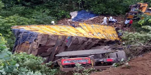 (अपडेट) चुटूपालू घाटी में 30 फिट गहरी खाई में गिरा लकड़ी लदा ट्रक, खलासी की मौत