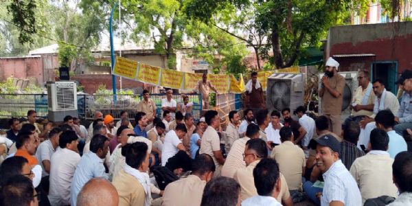 हिसार : रोडवेज कर्मचारियों ने रोका बसों का संचालन, धरना देकर की नारेबाजी