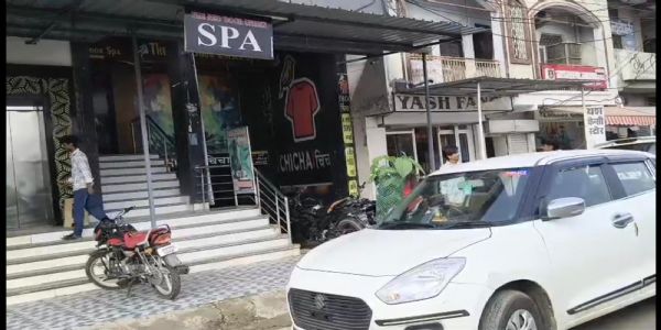 दमोहः पुलिस का स्पा सेंटर पर छापा, संचालक समेत 7 हिरासत में