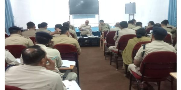 जांजगीर-चांपा में अपराध पर एसपी विजय कुमार पांडेय का सख्त रुख, आरोपितों की गिरफ्तारी तेज करने के निर्देश