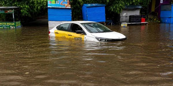 लगातार बारिश से कोलकाता के कई इलाके जलमग्न, सड़क यातायात और हवाई सेवाएं प्रभावित