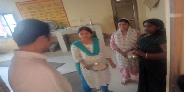 देवरिया जिलाधिकारी ने कस्तूरबा विद्यालय के औचक निरीक्षण किया