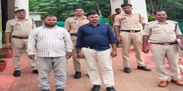पत्रकारिता की आड़ में अवैध वसूली करने वाले दो आरोपित गिरफ्तार