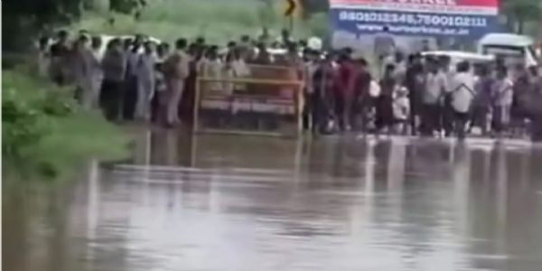 मालन नदी का जलस्तर बढ़ा, बिजनौर-दिल्ली मार्ग पर यातायात बंद