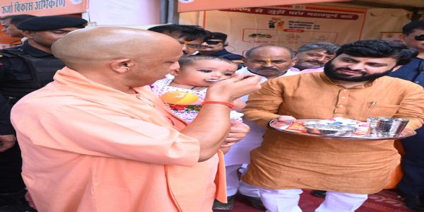 मुख्यमंत्री याेगी ने पूर्व मंत्री मुन्ना सिंह चौहान की प्रतिमा का किया अनावरण