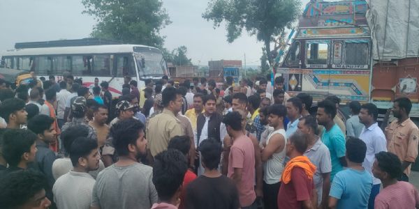 प्रशासन-ग्रामीणों के बीच झड़प मामले में 145 पर एफआईआर