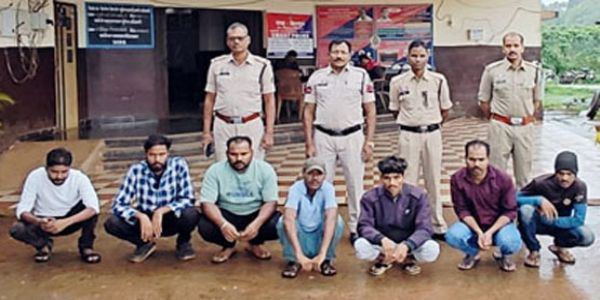 आठ जुआरी गिरफ्तार, 11,400 रुपये नकद व ताश के दो बंडल जब्त
