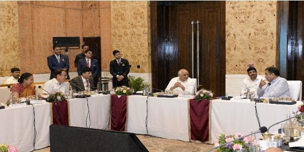 केंद्रीय मंत्री गडकरी ने की गुजरात के राष्ट्रीय राजमार्ग परियोजनाओं की समीक्षा