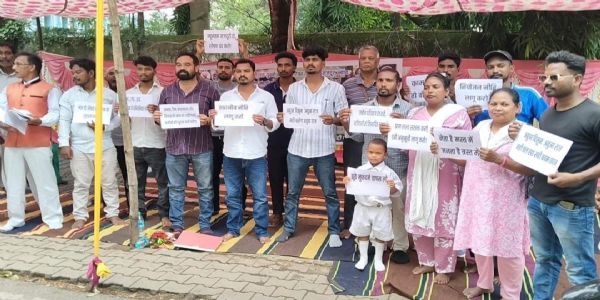 आदिवासी समाज के लोगों ने विभिन्न मांगों को लेकर दिया धरना