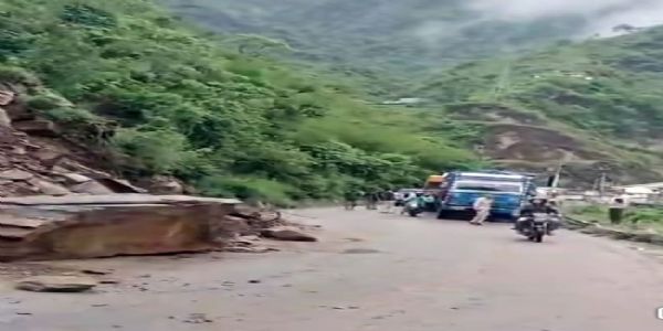 हल्की बरसात से भी दरक रहे हैं पहाड़, मंडी मनाली फोरलेन बार बार बाधित, मंडी पठानकोट मार्ग भी मंडी के पास हुआ है बाधित