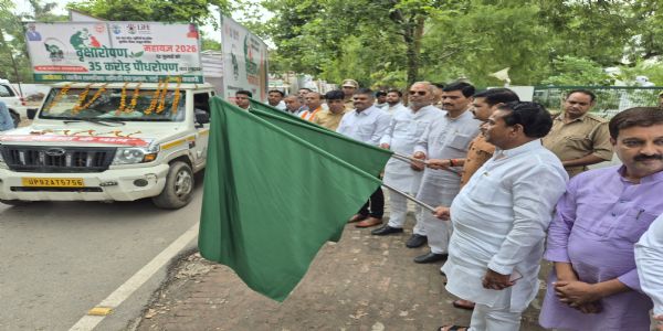 जालौन में राज्य मंत्री ने पौधरोपण व संरक्षण का प्रचार प्रसार करने रवाना किए वाहन