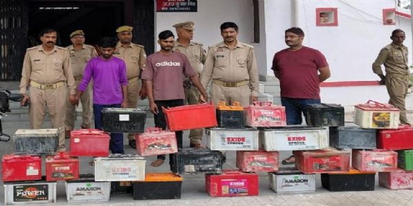 29 चोरी की बैटरियों के साथ दो इनामी चोर गिरफ्तार