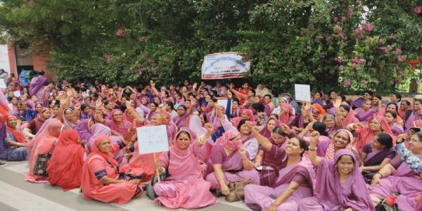 आंगनबाड़ी कार्यकर्ताओं की राज्य कर्मचारी का दर्जा देने और मानदेय में वृद्धि करने की मांग