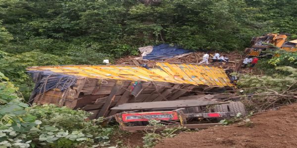 चुट्टूपालू घाटी में 30 फीट गहरी खाई में गिरा ट्रक
