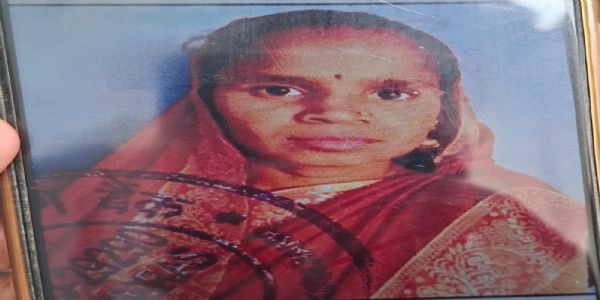 तेज रफ्तार डंपर की टक्कर से महिला की मौत, बच्ची घायल