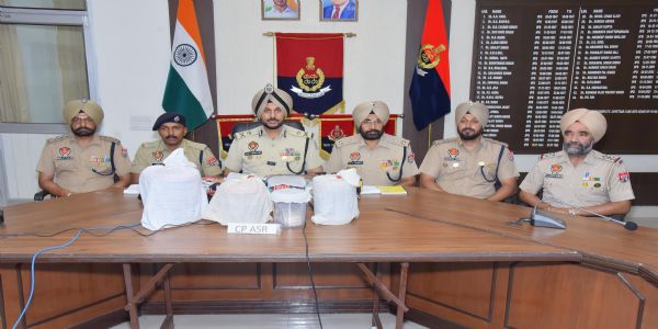 अमृतसर में 8.378 किलो हेरोइन और 2 लाख रुपये बरामद, किशोर समेत दो गिरफ्तार