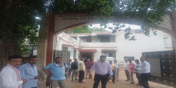जिलाधिकारी ने उप-पंजीयक कार्यालय का निरीक्षण किया