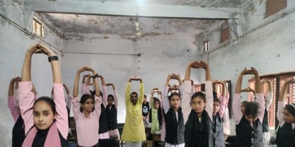 लंबे समय तक कुर्सी पर बैठने वालाें काे कमर और गर्दन हमेशा सीधा रखना चाहिए : योग प्रशिक्षक