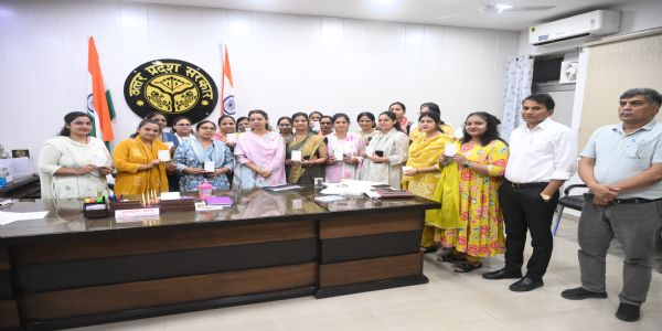 बागपत जिलाधिकारी ने सुरक्षा कवच के लिए महिला कार्मिकों को वितरित किए अलार्म डिवाइस