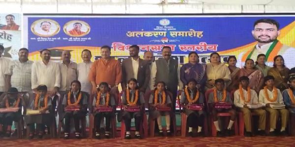 अम्बिकापुर : सीतापुर विधायक की अनोखी पहल, टॉपर रूपा यादव को मिली स्कूटी और लैपटॉप