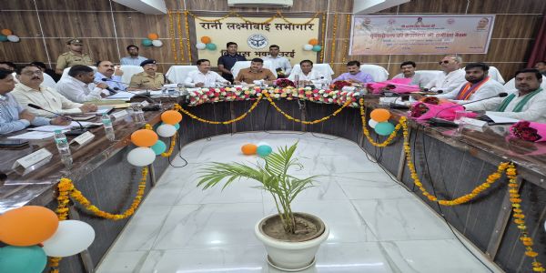 राज्य मंत्री संजय गंगवार ने उरई में बैठक कर पौधरोपण अभियान की समीक्षा की