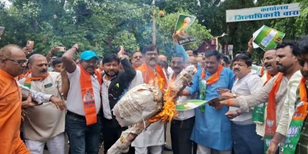 वाराणसी में भाजपा पार्षदों ने अखिलेश यादव के प्रतीकात्मक पुतले का किया दहन