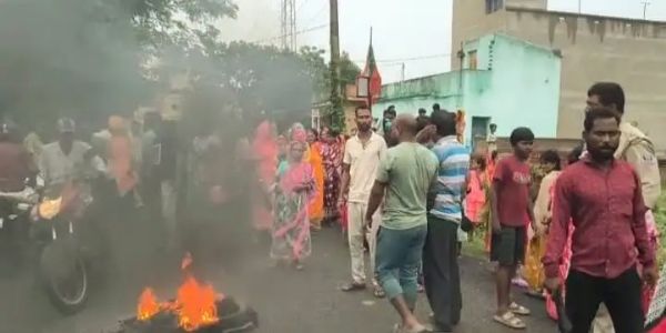 सालानपुर में आरोपियों की गिरफ्तारी की मांग को लेकर टायर जलाकर सड़क जाम,
