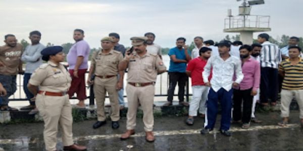 मालन नदी में नहाने गए दो किशोर लापता , एक ने तैर कर बचाई जान