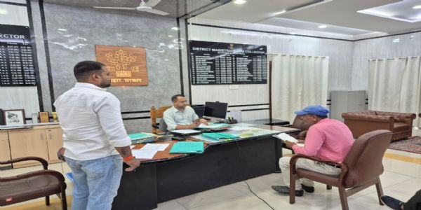 सोनपुर में बाढ़ सहायता राशि में लापरवाही पर राजस्व कर्मचारी पर कार्रवाई