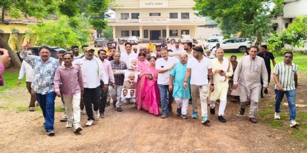 प्रदेश कांग्रेस के पूर्व कोषाध्यक्ष रामगोपाल अग्रवाल की गिरफ्तारी के विरोध में कांग्रेस का प्रदर्शन