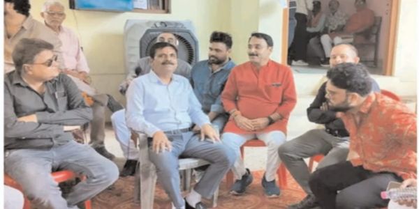 सतनाः ग्रामीण सड़क प्राधिकरण के महाप्रबंधक के खिलाफ ठेकेदारों के धरने को मिला राजनीतिक समर्थन