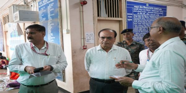 रिम्स निदेशक ने अस्पताल का निरीक्षण कर मरीजों की सुविधा बढ़ाने का दिया निर्देश