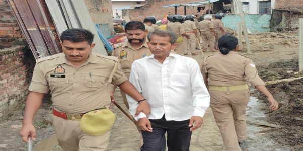 मीरजापुर : कोर्ट के आदेश पर कब्जा हटाने गई पुलिस पर पथराव, उपनिरीक्षक घायल