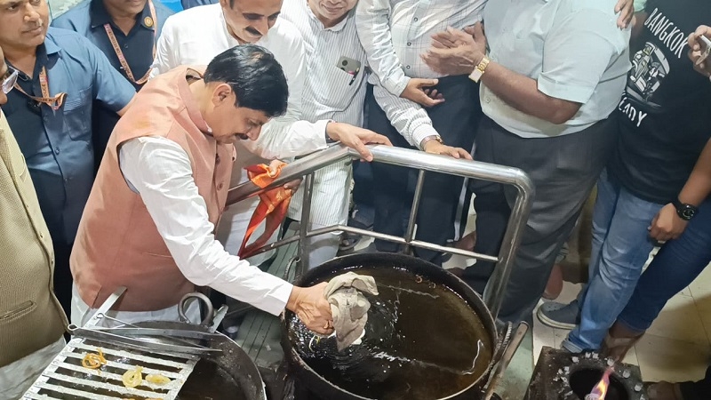 मुख्यमंत्री डॉ. यादव ने जलेबी बनाते हुए