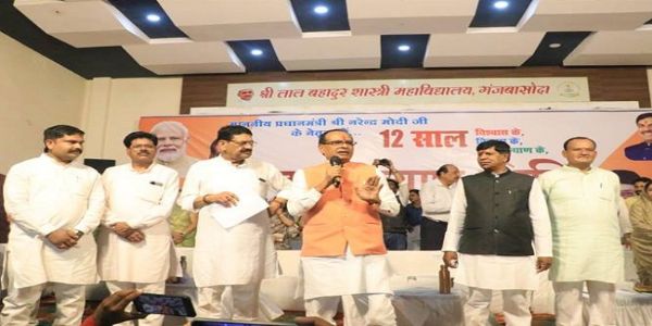बासौदा में जनकल्याण शिविर को संबोधित करते हुए केन्द्रीय कृषि मंत्री चौहान बासौदा में जनकल्याण शिविर को संबोधित करते हुए केन्द्रीय कृषि मंत्री चौहान