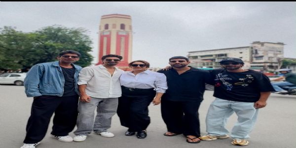 हुमा कुरैशी के साथ देहरादून के घंटाघर पर कलाकार। हुमा कुरैशी के साथ देहरादून के घंटाघर पर कलाकार।