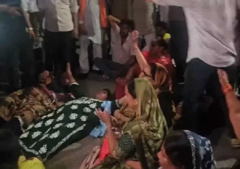 सड़क पर लेटी महिलाएं सड़क पर लेटी महिलाएं