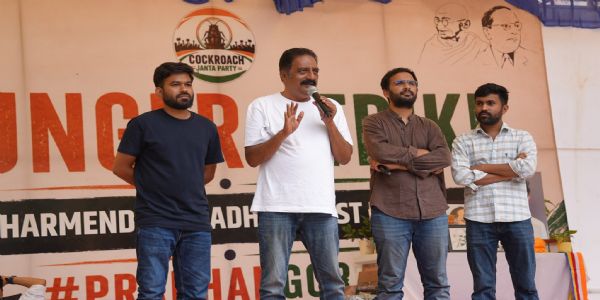 अभिनेता सहित अन्य लोग मौजूद। अभिनेता सहित अन्य लोग मौजूद।