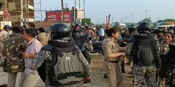 दतिया में नरोत्तम मिश्रा के समर्थकों ने किया चक्काजाम दतिया में नरोत्तम मिश्रा के समर्थकों ने किया चक्काजाम